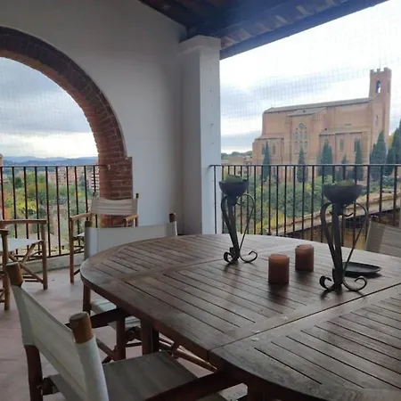 Incantevole Con Loggia Sui Tetti Daire Siena