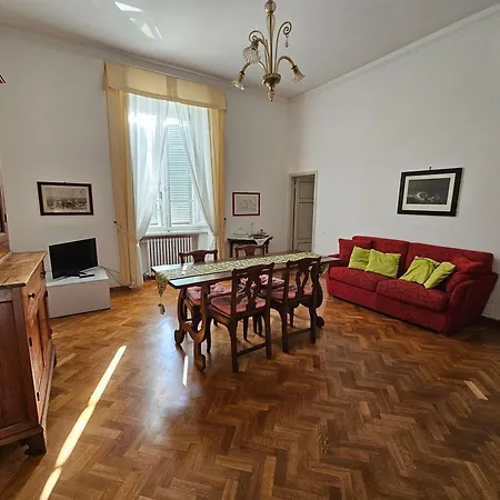 Incantevole Con Loggia Sui Tetti Daire *