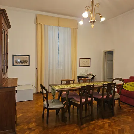 Incantevole Con Loggia Sui Tetti Daire
